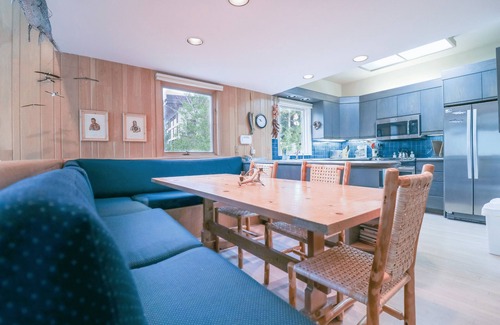 Aspen House | Cozy 4-Bedroom Mountain Duplex Retreat with Hot tub, AC, & WiFi in Aspen