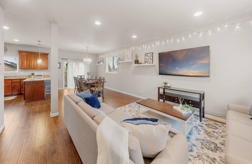 Central Tacoma House | Cozy 4 bedroom retreat - only 5 minutes from a buzzing restaurant district!