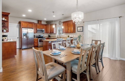 Central Tacoma House | Cozy 4 bedroom retreat - only 5 minutes from a buzzing restaurant district!