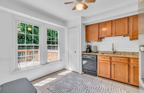 Fairfax House | Cozy 4-bedroom townhome in lovely Fairfax with AC, WiFi