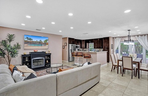Hallandale Beach House | Cozy 4-bedroom residential home with pool