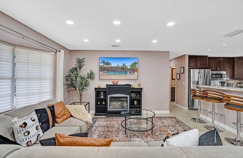 Hallandale Beach House | Cozy 4-bedroom residential home with pool