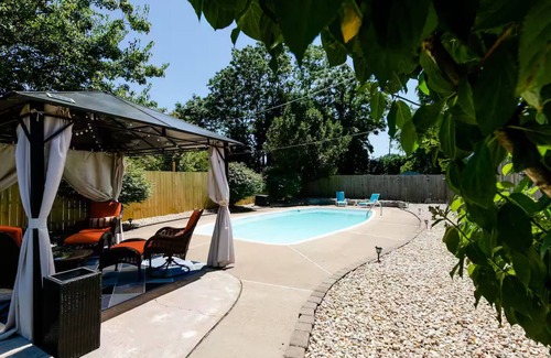 St. Louis House | Cozy 4 BR/2 Bath Home South of Downtown St. Louis
