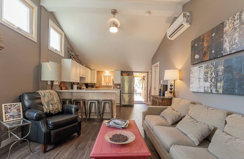 Victoria Road Cottage | Cozy 4 Season Cottage by Balsam Lake