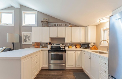 Victoria Road Cottage | Cozy 4 Season Cottage by Balsam Lake