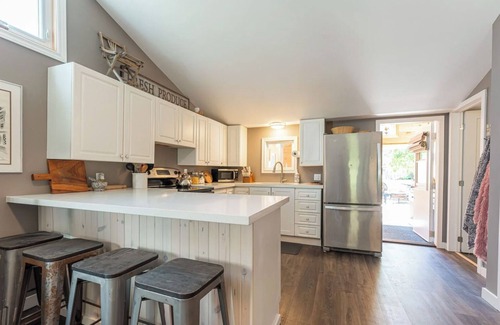 Victoria Road Cottage | Cozy 4 Season Cottage by Balsam Lake