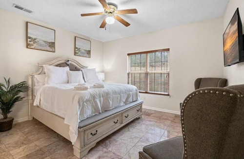 Prosperity Church Road House | Cozy 4B 2 5B University Home King Beds Jacuzzi