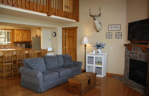 Reeds Spring Cabin | Cozy 4BD Chalet with loads of fun and laughter