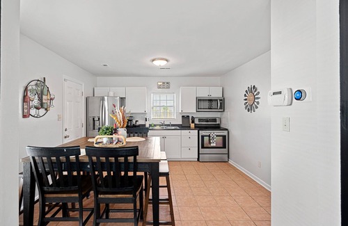 Charlotte House | Cozy 4BR Home Near Uptown -King Bed- Jacuzzi
