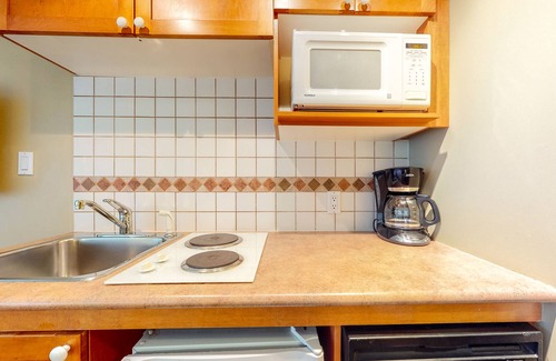 Village North Apartment | Cozy 4th-floor studio with pool, hot tubs, saunas & gym - walk to lifts