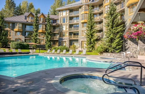 Village North Apartment | Cozy 4th-floor studio with pool, hot tubs, saunas & gym - walk to lifts