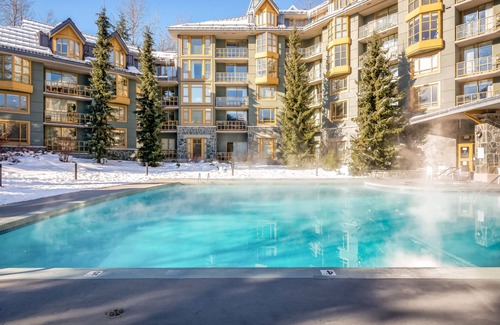 Village North Apartment | Cozy 4th-floor studio with pool, hot tubs, saunas & gym - walk to lifts