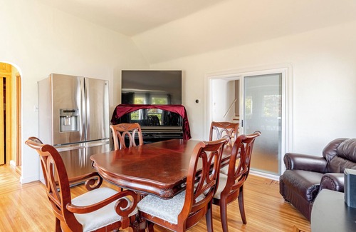 Albany House | Cozy 5-Bedroom House, Central AC, EV Charger, Perfect for Family and Work Groups