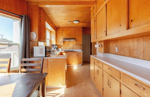 Albany House | Cozy 5-Bedroom House, Central AC, EV Charger, Perfect for Family and Work Groups