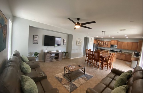 Villago House | Cozy 5-Bedroom Oasis with a Pool
