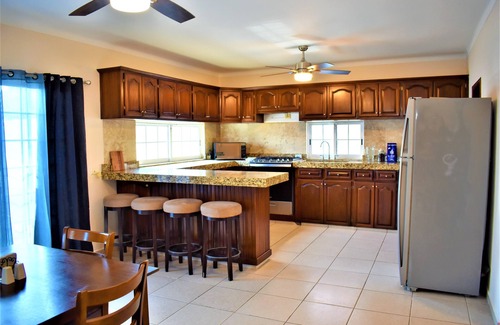 El Tezal House | Cozy 5BD Home, 7Min From Marina & Downtown