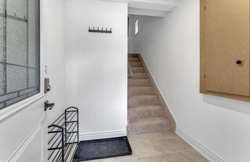 Hamilton House | Cozy 6BR Home -TiCats,Hospitals,Beach,First Ontario