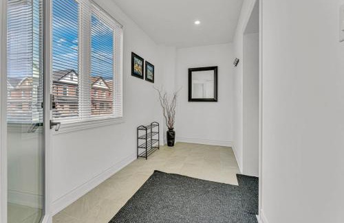 Hamilton House | Cozy 6BR Home -TiCats,Hospitals,Beach,First Ontario