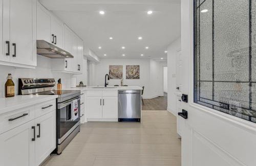 Hamilton House | Cozy 6BR Home -TiCats,Hospitals,Beach,First Ontario