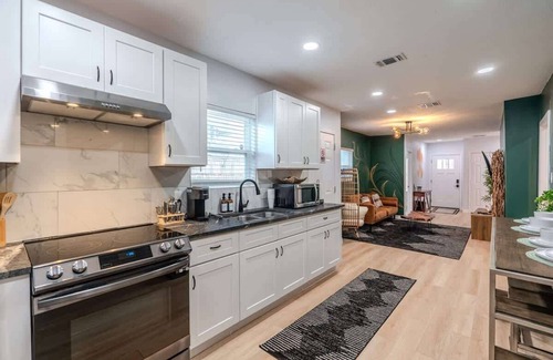 Northside House | Cozy 6BR Oasis | Fire Pit | Sleeps 13 | Near DT