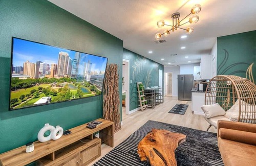 Northside House | Cozy 6BR Oasis | Fire Pit | Sleeps 13 | Near DT