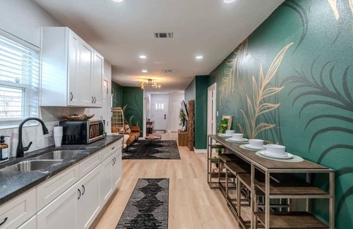 Northside House | Cozy 6BR Oasis | Fire Pit | Sleeps 13 | Near DT