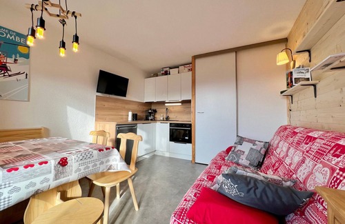 Notre-Dame-de-Bellecombe Apartment | Cozy apartment with terrace, near ski-bus and shops, perfect for family getaways