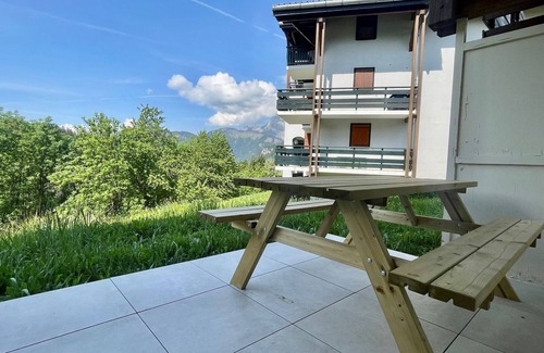 Notre-Dame-de-Bellecombe Apartment | Cozy apartment with terrace, near ski-bus and shops, perfect for family getaways
