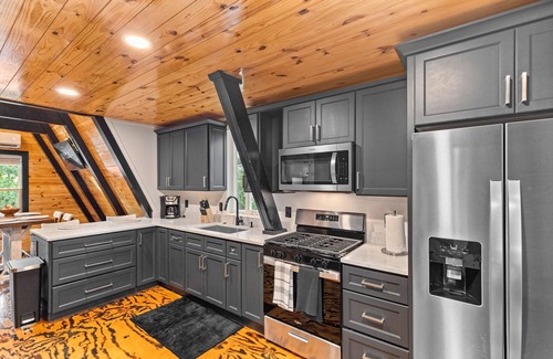 Ocala House | Cozy A-Frame Retreat w hot tub! Private property close to great hiking trails!