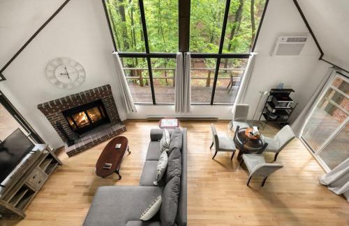 The Woods House | Cozy A-Frame w Fireplace Fire Pit Grill & WiFi