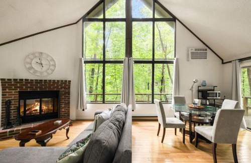 The Woods House | Cozy A-Frame w Fireplace Fire Pit Grill & WiFi