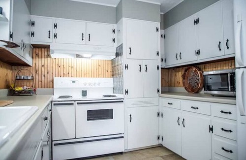 Covington House | Cozy Adams St Cottage! Short walk to square!