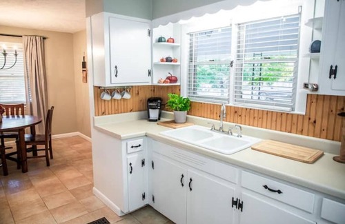 Covington House | Cozy Adams St Cottage! Short walk to square!