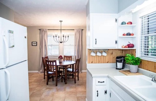 Covington House | Cozy Adams St Cottage! Short walk to square!