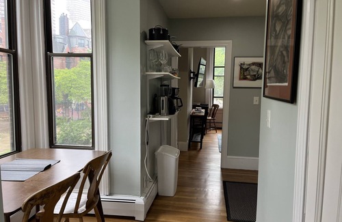 Columbus Apartment | Cozy, Adorable 1-bedroom apartment - in tourist area. Sleeps 4