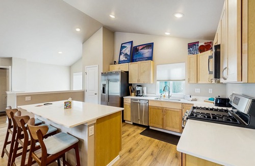 Alyeska House | Cozy adventure retreat with mountain views, gas grill, & smart TV - near slopes