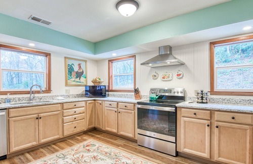 Otto House | Cozy all-season escape with firepit, decks, fireplace & fast WiFi - dog-friendly