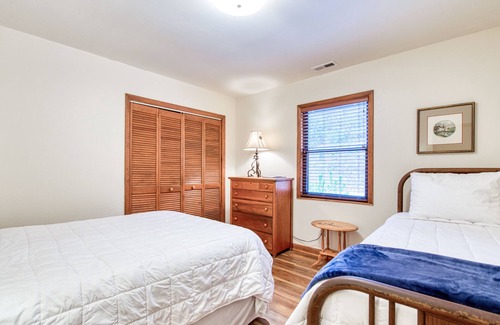 Otto House | Cozy all-season escape with firepit, decks, fireplace & fast WiFi - dog-friendly