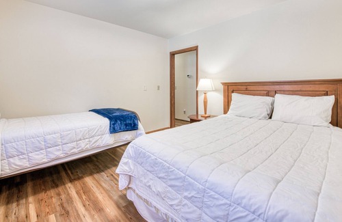 Otto House | Cozy all-season escape with firepit, decks, fireplace & fast WiFi - dog-friendly