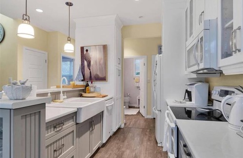 Grand Beach Cottage | Cozy All Season Luxury Cabin in Grand Beach/Starlink
