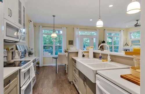 Grand Beach Cottage | Cozy All Season Luxury Cabin in Grand Beach/Starlink