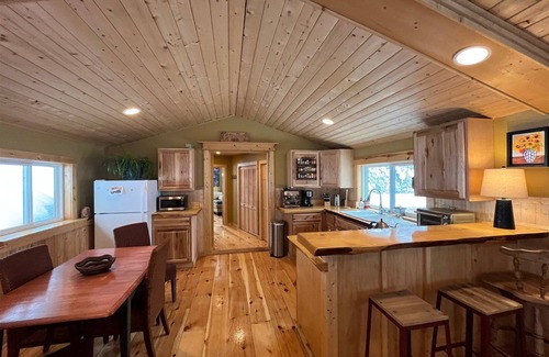 Taos Ski Valley House | Cozy Amizette - Cabin