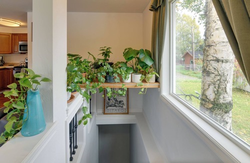 Spenard Cottage | Cozy Anchorage Retreat < 4 Mi to Downtown!