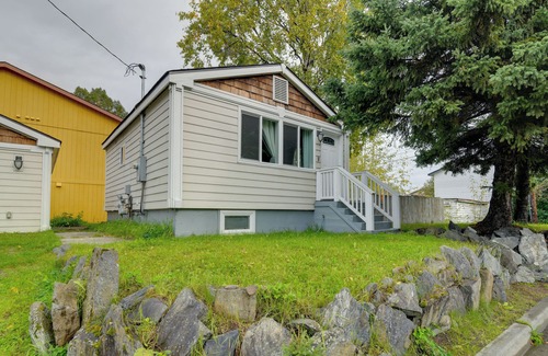 Spenard Cottage | Cozy Anchorage Retreat < 4 Mi to Downtown!