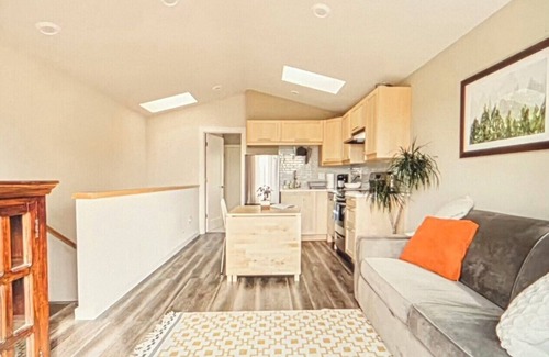 Lake City Apartment | Cozy and bright 1-bedroom apartment in NE Seattle with WiFi, AC and garden view