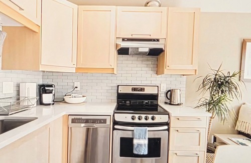 Lake City Apartment | Cozy and bright 1-bedroom apartment in NE Seattle with WiFi, AC and garden view