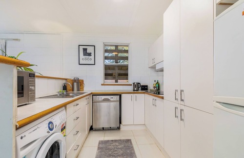 Yarralumla House | Cozy and bright home 2beds & 1 Bath close to Yarralumla Lake and Shopping Center