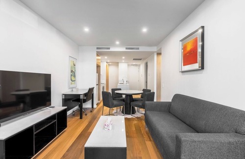 Braddon Apartment | Cozy and Central Located 2BDR Apartment w/Parking