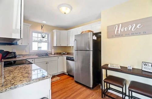 Old Orchard Beach Condo | Cozy and Clean Summer Cottage w/Pool & Hot Tub