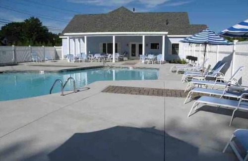 Old Orchard Beach Condo | Cozy and Clean Summer Cottage w/Pool & Hot Tub